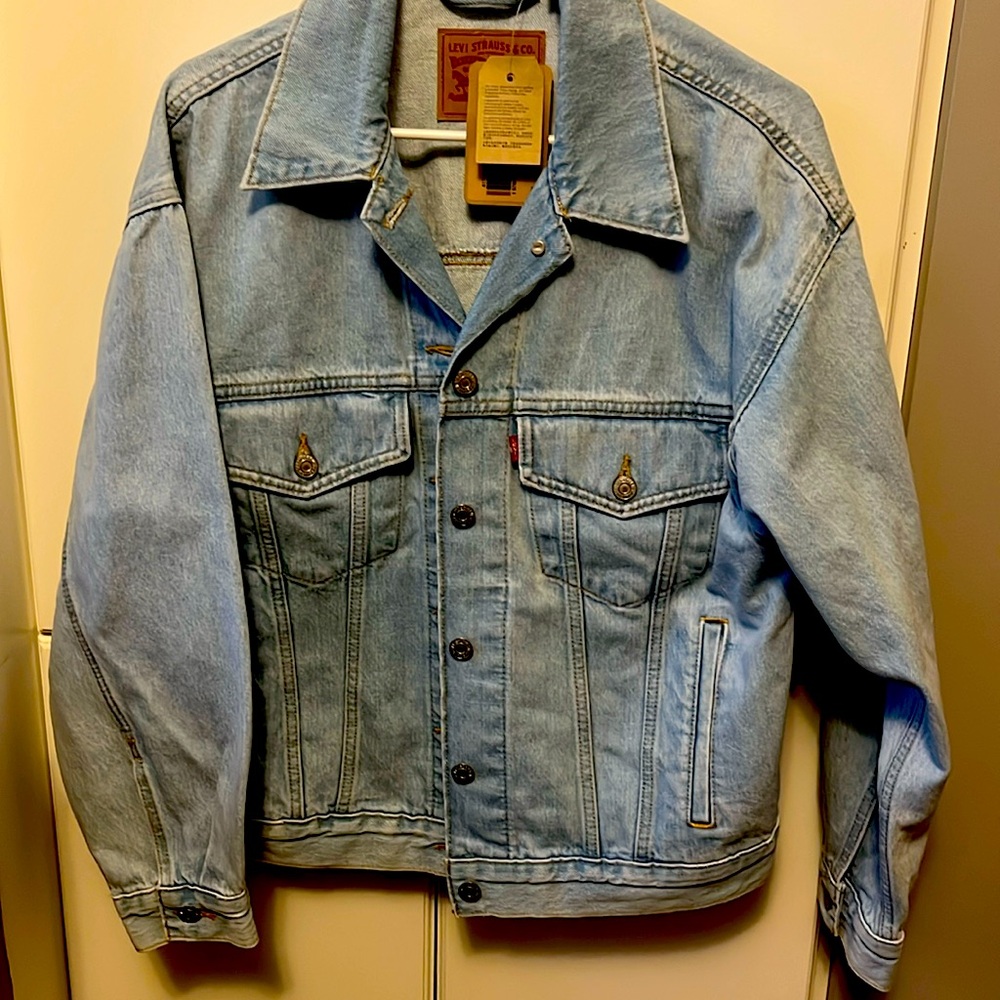 Levi’s Women’s 90s Trucker Jacket NWT Retails @ $98 Size Medium